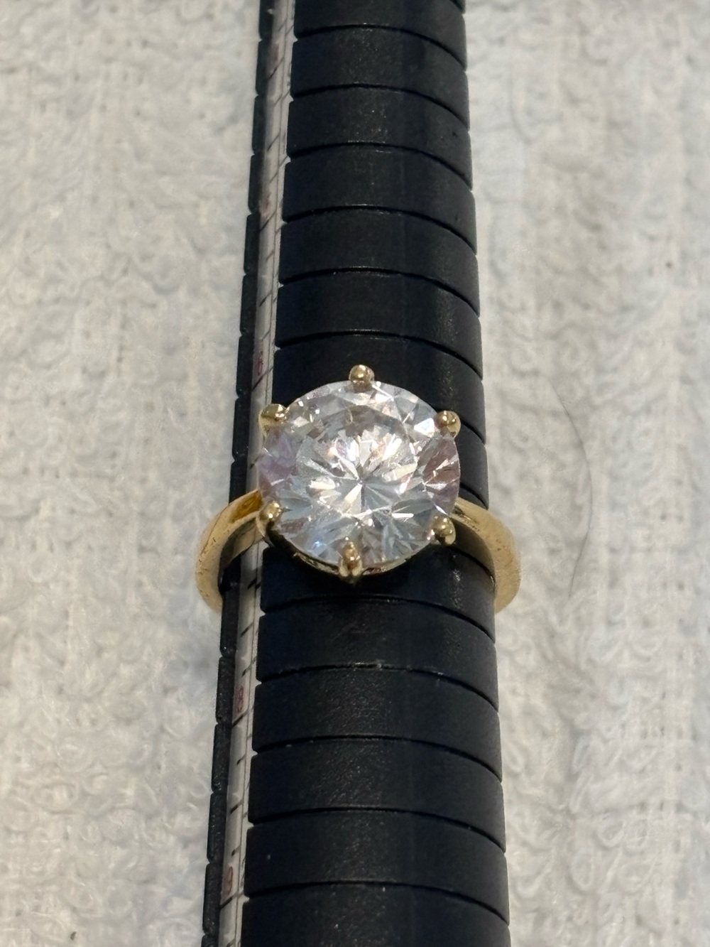 Gold tone Solitare ring Sz 7